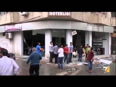 Autobombe - Così il ministro degli esteri turco Davotoglu dopo gli attentati al confine con la Siria che ieri hanno ucciso 45 persone e ferito oltre 100. Servizio di And...
