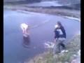 Tuffo nel lago GHIACCIATO!