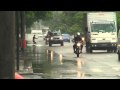 Rio de Janeiro, wakeboard urbano sulle pozzanghere dell'alluvione