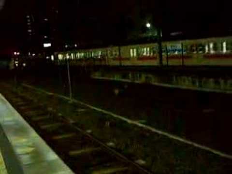 105系 和歌山市行き普通電車 発車 from 和歌山
