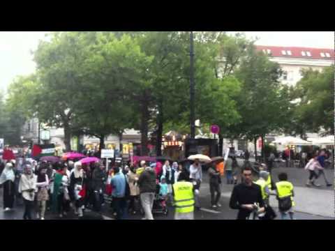 Al quds - Zionisten Beleidigen und Bespucken Menschen Al Quds Tag beschimpfen uns als nazis uns selbst sind sie die scheiss nazis sie können sie warheit nicht ertragen...
