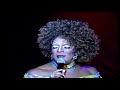 espectaculo realisado en valencia espa�a en la sala noches de salsa con la actuacion de ariel cumba, andresito meteoro y el ballet areito el pasado 21 de octubre, la incomparable celia cruz habr�a cumplido 83 a�os. a pesar de no estar entre nosotros desde ya hace a�os, la guarachera de cuba, sigue viva --m�s all� de los esc�ndalos en que se vio envuelto su nombre y el de su esposo, pedro knight, y del juicio al albacea econ�mico del viudo de la cantante-- gracias a su inmenso legado art�stico, a las canciones y videos que siguen disfrut�ndose en su voz y a la representaci�n de una obra teatral sobre su vida. tambi�n gracias a la labor que realiza omer pardillo al frente de la fundaci�n que lleva el nombre de la reina de la salsa.
en espa�a, pa�s donde no le fue f�cil darse a conocer y triunfar, celia ha quedado como �cono del sabor de los latinos en general y de los cubanos en particular, como imagen de una estrella forjada con trabajo, constancia y dignidad, sobre una base de talento musical y esc�nico. prueba de ello es la entusiasta acogida brindada al espect�culo tributo a una reina, que se estren� esta semana en
valencia.
el cantante y bailar�n ariel cumb�, quien sumara a su trabajo en el cabaret tropicana de la habana y a sus estudios en el conservatorio de guanabacoa, �xitos como drag queen cantando con su voz repertorios tan dif�ciles y variados como el de barbra streisand, nacha guevara, elena burke y la lupe en escenarios de nueva york, las vegas y miami, ha concebido este homenaje, donde interpreta 10 de los �xitos m�s conocidos de celia.
''ella encierra mucho de la grandeza de nuestra cultura. es s�mbolo de la gracia, el sabor y tambi�n la calidad humana de nuestro pueblo'', me dec�a ariel antes de subir a escena acompa�ado de 10 bailarines del grupo are�to, formado por bailarines espa�oles de diferentes g�neros --desde el flamenco a la danza moderna--, con coreograf�a de
beatriz roble y la participaci�n como invitado del cantante andr�s ''meteoro'' mart�nez, quien trabajara en las agrupaciones de issac delgado y de manol�n ``el m�dico de la salsa'', entre otras orquestas cubanas.
''tuve la suerte y el honor de conocer personalmente a celia, quien era amiga de mis padres. era incre�ble y maravillosa. nunca hab�a cantado sus �xitos y quise hacerle este tributo con todo respeto y admiraci�n'', comenta ariel, quien no busca hacer una imitaci�n, ni mucho menos una caricatura: ``copiarla ser�a imposible y no entra dentro de mi estilo de trabajo. yo canto sus �xitos con arreglos nuevos en muchos casos y me inspiro en su imagen esc�nica, pero sin pretender imitarla. lo hago desde mi personalidad art�stica y con
humildad''.
el espect�culo comenzar� una gira por toda la pen�nsula y ariel no descarta cruzar el atl�ntico para presentarse en miami y nueva york. ``me ser� muy grato volver a ver a tantos amigos que tengo del otro lado del charco. dios dir�''.