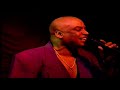 espectaculo realisado en valencia espa�a en la sala noches de salsa con la actuacion de ariel cumba, andresito meteoro y el ballet areito el pasado 21 de octubre, la incomparable celia cruz habr�a cumplido 83 a�os. a pesar de no estar entre nosotros desde ya hace a�os, la guarachera de cuba, sigue viva --m�s all� de los esc�ndalos en que se vio envuelto su nombre y el de su esposo, pedro knight, y del juicio al albacea econ�mico del viudo de la cantante-- gracias a su inmenso legado art�stico, a las canciones y videos que siguen disfrut�ndose en su voz y a la representaci�n de una obra teatral sobre su vida. tambi�n gracias a la labor que realiza omer pardillo al frente de la fundaci�n que lleva el nombre de la reina de la salsa.
en espa�a, pa�s donde no le fue f�cil darse a conocer y triunfar, celia ha quedado como �cono del sabor de los latinos en general y de los cubanos en particular, como imagen de una estrella forjada con trabajo, constancia y dignidad, sobre una base de talento musical y esc�nico. prueba de ello es la entusiasta acogida brindada al espect�culo tributo a una reina, que se estren� esta semana en
valencia.
el cantante y bailar�n ariel cumb�, quien sumara a su trabajo en el cabaret tropicana de la habana y a sus estudios en el conservatorio de guanabacoa, �xitos como drag queen cantando con su voz repertorios tan dif�ciles y variados como el de barbra streisand, nacha guevara, elena burke y la lupe en escenarios de nueva york, las vegas y miami, ha concebido este homenaje, donde interpreta 10 de los �xitos m�s conocidos de celia.
''ella encierra mucho de la grandeza de nuestra cultura. es s�mbolo de la gracia, el sabor y tambi�n la calidad humana de nuestro pueblo'', me dec�a ariel antes de subir a escena acompa�ado de 10 bailarines del grupo are�to, formado por bailarines espa�oles de diferentes g�neros --desde el flamenco a la danza moderna--, con coreograf�a de
beatriz roble y la participaci�n como invitado del cantante andr�s ''meteoro'' mart�nez, quien trabajara en las agrupaciones de issac delgado y de manol�n ``el m�dico de la salsa'', entre otras orquestas cubanas.
''tuve la suerte y el honor de conocer personalmente a celia, quien era amiga de mis padres. era incre�ble y maravillosa. nunca hab�a cantado sus �xitos y quise hacerle este tributo con todo respeto y admiraci�n'', comenta ariel, quien no busca hacer una imitaci�n, ni mucho menos una caricatura: ``copiarla ser�a imposible y no entra dentro de mi estilo de trabajo. yo canto sus �xitos con arreglos nuevos en muchos casos y me inspiro en su imagen esc�nica, pero sin pretender imitarla. lo hago desde mi personalidad art�stica y con
humildad''.
el espect�culo comenzar� una gira por toda la pen�nsula y ariel no descarta cruzar el atl�ntico para presentarse en miami y nueva york. ``me ser� muy grato volver a ver a tantos amigos que tengo del otro lado del charco. dios dir�''.