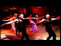 espectaculo realisado en valencia espa�a en la sala noches de salsa con la actuacion de ariel cumba, andresito meteoro y el ballet areito el pasado 21 de octubre, la incomparable celia cruz habr�a cumplido 83 a�os. a pesar de no estar entre nosotros desde ya hace a�os, la guarachera de cuba, sigue viva --m�s all� de los esc�ndalos en que se vio envuelto su nombre y el de su esposo, pedro knight, y del juicio al albacea econ�mico del viudo de la cantante-- gracias a su inmenso legado art�stico, a las canciones y videos que siguen disfrut�ndose en su voz y a la representaci�n de una obra teatral sobre su vida. tambi�n gracias a la labor que realiza omer pardillo al frente de la fundaci�n que lleva el nombre de la reina de la salsa.
en espa�a, pa�s donde no le fue f�cil darse a conocer y triunfar, celia ha quedado como �cono del sabor de los latinos en general y de los cubanos en particular, como imagen de una estrella forjada con trabajo, constancia y dignidad, sobre una base de talento musical y esc�nico. prueba de ello es la entusiasta acogida brindada al espect�culo tributo a una reina, que se estren� esta semana en
valencia.
el cantante y bailar�n ariel cumb�, quien sumara a su trabajo en el cabaret tropicana de la habana y a sus estudios en el conservatorio de guanabacoa, �xitos como drag queen cantando con su voz repertorios tan dif�ciles y variados como el de barbra streisand, nacha guevara, elena burke y la lupe en escenarios de nueva york, las vegas y miami, ha concebido este homenaje, donde interpreta 10 de los �xitos m�s conocidos de celia.
''ella encierra mucho de la grandeza de nuestra cultura. es s�mbolo de la gracia, el sabor y tambi�n la calidad humana de nuestro pueblo'', me dec�a ariel antes de subir a escena acompa�ado de 10 bailarines del grupo are�to, formado por bailarines espa�oles de diferentes g�neros --desde el flamenco a la danza moderna--, con coreograf�a de
beatriz roble y la participaci�n como invitado del cantante andr�s ''meteoro'' mart�nez, quien trabajara en las agrupaciones de issac delgado y de manol�n ``el m�dico de la salsa'', entre otras orquestas cubanas.
''tuve la suerte y el honor de conocer personalmente a celia, quien era amiga de mis padres. era incre�ble y maravillosa. nunca hab�a cantado sus �xitos y quise hacerle este tributo con todo respeto y admiraci�n'', comenta ariel, quien no busca hacer una imitaci�n, ni mucho menos una caricatura: ``copiarla ser�a imposible y no entra dentro de mi estilo de trabajo. yo canto sus �xitos con arreglos nuevos en muchos casos y me inspiro en su imagen esc�nica, pero sin pretender imitarla. lo hago desde mi personalidad art�stica y con
humildad''.
el espect�culo comenzar� una gira por toda la pen�nsula y ariel no descarta cruzar el atl�ntico para presentarse en miami y nueva york. ``me ser� muy grato volver a ver a tantos amigos que tengo del otro lado del charco. dios dir�''.