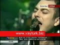 http://www.vayturk.bizaranıyor sahibi ruhumun,tam yerine mi düştüm?direniyor faili tutkunun,kızmış ve küçülmüş.aranıyor sahibi ruhumun,tam yerine mi düştüm?direniyor, direniyor, direniyor...beni büyütün, ağlatmayın,sevginiz nerde, övündüğünüz?beni büyütün, aldatmayın,sahte düşlerle oyalamayın.aranıyor sahibi ruhumun,tam yerine mi düştüm?direniyor faili tutkunun,kızmış ve küçülmüş.aranıyor sahibi ruhumun,tam yerine mi düştüm?direniyor, direniyor, direniyor...beni büyütün, ağlatmayın,sevginiz nerde, övündüğünüz?beni büyütün, aldatmayın,sahte düşlerle oyalamayın.bir yarım akıllı, bir yarım delidört yanım akıllı, bir yanım deliherkes akıllı, bir ben delibir ben deli, bir ben deli...beni büyütün, ağlatmayın,sevginiz nerde, övündüğünüz?beni büyütün, aldatmayın,sahte düşlerle oyalamayın.Mor ve Ötesi Euruovision deli turkey türkiye