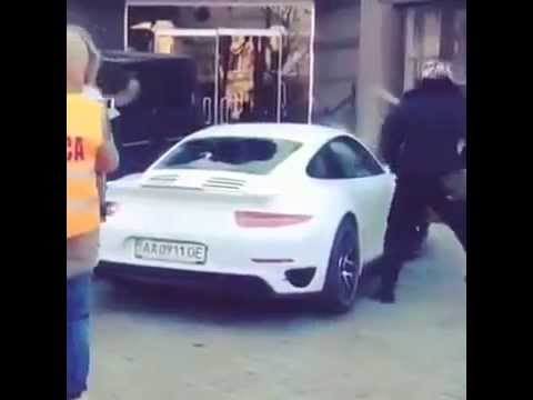 В Киеве неизвестные битами побили Porsche мультимиллионера Игоря Тарасюка