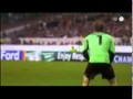 Jens LEhman pinkelt während dem Spiel