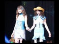 ViVi：新専属モデルの藤井サチ＆miuをお披露目　仲よく手つなぎ＆投げキッス