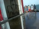 Los chiquitos esperando las olas