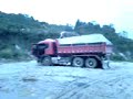 scania acretando a carga e colocando a lona scania acretando a carga e colocando a lona