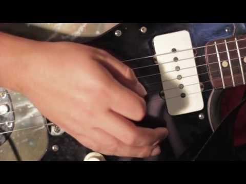 how to properly hold a guitar pick