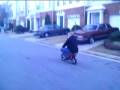 videos de Funny dude Going to work on an awesome mini dirtbike