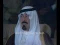 http://www.salemsayar.comمن هنا بدء الكتابه من هنا مر الرسولكانت الدنيا صحابه صارت كتاب وخيولديننا مثل السحابه ظلل جهات وفصولديننا دين الرحابه ديننا دين العقولللمجد للدلة لتراحيب الاشعار شبيت عمري والقلم شب عمرهحطيت قلبي من على جمر الانظار الحب ينبض والغلا زاد جمرهصبيت من روحي تهاويل الاحرار من شف قلبي ينتخي فيه صدرهما دام ابو فيصل يوكر بالافكار والقلب ينبض داخل عيون حرهالا اطول القلب من حب الابرار واجيب من جمر المعاليق زفرههذا الفهد رحمه وتباشير وامطار المجد يشرب من ينابيع نهرهنسل السعود اللي بهم طيب الاذكار القدر ياخذ من تعاظيم قدرهومضت جبين ومرتفع فوق الاقمار من قبضة أمعزي ضوت فيه شذرهضمي النخاوي ترتوي منه لاثار نور هقاوي العود في وسط قبرهجنحان خيره ضفت بلاد وأعمار ومخلاب شره يعطب الشر شرهأصدق من النيه بتسابيح الاذكار وارحب من النظره على ابعاد فكرهفي جفنه الايمن تراحيب الانوار وفي جفنه الايسر تصاريف بحرهوأن شفت بالدنيا تهاويل الابحار شفت البحر يغرق على كف عمرهالمجد .. المجد دايم للسلاطين طيار بس أنت غير الناس من صرت وكرهنجد هي علم الشهامه والأصول شامخة بعزة جبين رجالهاسرمديه هي تطول اللي تقول مايطول المجد رفعة بالهاليلها سيوف وبواريد وخيول وفجرها ثورة حنين بلالهاصبحها فضه تراحيبٍ ولول والمسى فورة شروق دلالهاسولفت للبحر في عين الذلول وللبدو فلت هوى يامالهالاضحكت ترقى تهاويل السيول ولازعلت دور على حلالهامهرةٍ ماتعشق الا من الفحول طنخة معزي ونخاوي عيالهاشدها معزي على الشده عجول شدها بحبل الكرمه ونالهاقادها يرقى شواهيق الفعول روض عيون الصعاب وشالهامن علو الدين كل شيٍ تطول ومن شروق السيف زاد ظلالهامن ملوك الارض كل طهرٍ تنول همهم مكه وعفة شالهانجد هي علم الصحابه والرسول ساجده بعزة جبين رجالهانش السحاب بعزة الراس والطيب من ذكر أبو متعب ننوش السحابهمن بين حجانه حرارى ومخاليب ومن بين كفينه سمو الرحابهبشته يضف الارض عز ومواجيب وراسه ينوش الغيم عز ومهابهمن قهوة جدوده تفوح التراحيب ومن هقوة سعوده يهوش بجنابهأطيب من المرحب بعين المعازيب وأرحم من الدمعه بعين الغلابهنصف البلد منه جبال ولواهيب ومن نصفه الثاني نسايم هضابهياطا شواهيق الفعل والشخانيب فعلٍ يهول قلب هول الغرابهمن كثر مابراسه يخيل المراقيب تميل من راسه عزاوي الأعصابهميلة عقال وطنخةٍ بالأساليب من ميلته عدل الهقاوي تهابهشامخ على روس الشواميخ ومهيب هيب مطانيخ العرب والقرابةان قلت أبو متعب تموت العذاريب وان قلت أبو متعب تهوش الربابةاللي بفعله يلمس القلب ويطيب واللي بعزه تنتشي به سبابهطفلٍ يشيلك داخل الروح ويجيب فعلك عشان الروح تسمو مهابهنشت السحاب بعزة الراس والطيب من ذكر أبو متعب أنوش السحابة...شعر .. سالم سيارزوروا موقع الشاعر سالم سيار ,,http://www.salemsayar.com