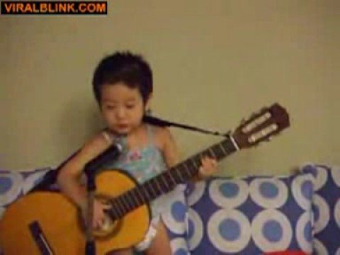 niño canta como Paul Mccartney