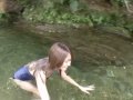 スクール水着を着て川の中で楽しく戯れる