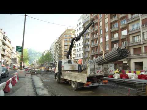 tram - Pour construire la ligne E, il en faut du matériel... Et sans Sylvain, pas de livraisons ! Présentation par notre chef de chantier, Éric. Faites le plein d'i...