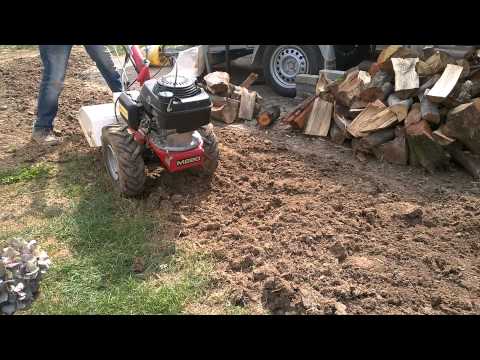 Einachser mit Gartenfräse im Einsatz auf hartem Boden