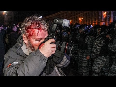Protest - Ukraine police's violent crackdown at pro-EU protest Subscribe to the Guardian HERE: http://bitly.com/UvkFpD Riot police in Kiev, Ukraine, use batons and shi...