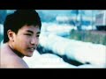 Web-Site：http://highnoon.com.hkBlog：http://highnoon.mysinablog.com/http://www.alivenotdead.com/highnoon九降風之香港篇－烈日當空08年11月6日於香港百老匯電影中心、朗豪坊UA上映監製：曾志偉編劇．導演：麥曦茵主演：林耀聲．梁曉豐．岑珈琪．廖柏榮．胡詠東．陳耀榮．禤天揚．余敏鳴．王敏奕．利佩宜故事簡介：2007年，世界忙於迎接08奧運大事，香港學生最重視的戰役──中五會考在即，九個少年男女卻茫然站在成人與小孩的關卡，於網絡、短訊、物慾橫流的虛擬與殘酷現實中進退失據；躁動又脆弱的心靈惺惺相惜，烈日下坦然尋求青春專屬的愛與自由。太陽底下無新事？一次比一次荒謬的小故事卻悄悄平衡發生，由一條手機短片開始，眾人由互相依賴演變成互有芥蒂，由互相維護至互相猜疑；逐漸瓦解的友誼、一觸即破的愛情、家庭的羈絆，死與生的衝擊，瞬間磨蝕青春的菱角，把少年由放浪的自由國度拉回現實社會。年僅23歲的新晉年青導演，以跳脫幽默的手法，呈現今日香港少年人在憂郁陽光下汗水逆流，追逐燦爛青春卻身陷殘酷異境的成長故事。