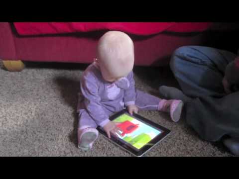 0 Bebé jugando Talking Carl en el iPad