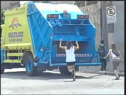 Cachorro no Caminhão de Lixo | Pegadinha | Programa Silvio Santos