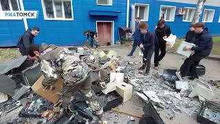 Хорошо летит! 50 единиц техники сброшено в Томске из окна общежития