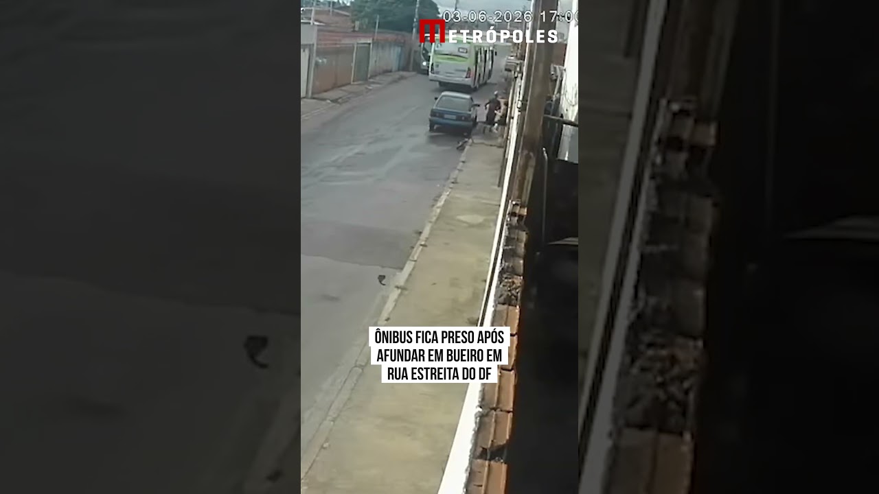 Ônibus fica preso após afundar em bueiro em rua estreita do DF
