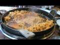 Roboseyo eats dalk galbi 닭갈비