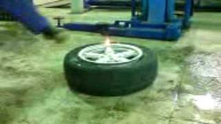 накачиваем колесо при помощи бензина