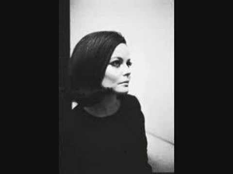 carola - Performer: Carola Standertskjöld (1941-1997) Song: Rakkauden jälkeen (The Music Played) Ei väli pöytien, lie pitkäkään, vaan pöydän viereisen, mä tuskin nään...