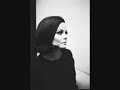 Performer: Carola Standertskjöld (1941-1997)Song: Rakkauden jälkeen (The Music Played)Ei väli pöytien, lie pitkäkään, vaan pöydän viereisen, mä tuskin nään, sun kanssas jakaa sen, nyt toinen voi, mä yksin kuuntelen, kun kaukaa soi.Kun hänet tanssimaan, sä pyydät noin, niin hetkeen seuraavaan, mä nähdä voin, sun sanas uskoo hän, ja unelmoi, mä tiedän enemmän, ja vielä soi.Sä olit elänyt jo mua ennenkin, etkä tiennyt, kuinka pelkäsin, sä että vertaisit mua muihin, mutta näin, syliin toisen, sua työnsin, sylistäin.Niin selvin sanoin sain, mä kuulla sen, nyt että oisin vain, se entinen, mä sua ymmärrän, en mitään voi, nään teidän lähtevän, ja teille soi.