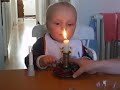 Baby bläst Kerze aus Baby bläst Kerze aus