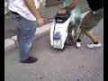 idiota si fa male accendendo una vespa