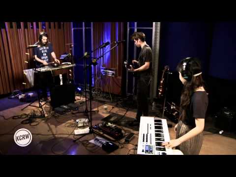 Lo-Fang performing
