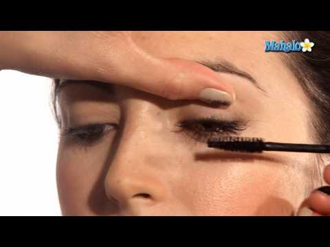 how to properly apply mascara