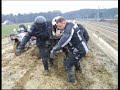 Krotki film o \"zabijaniu\" motocykli b?otem