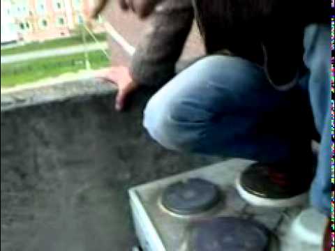 Обкуренные алкаши кидают плиту с балкона прикол