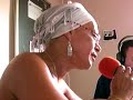 catherine au micro de l'�mission maghreb afrique survivre au sida.

tr�ve de r�ves et de songes au pays du sida et du mensonge

englouti dans le lit ou dans les flots de la diarrh�e sociale /

t'as atteins le but et le bout du rouleau / baillonn� par le corps m�dical

plus un bout de papier / pour torcher le cul de leurs phrases terminales /

ton virus est c�t� en bourse v�n�r� / cet enfant du dieu ultra lib�ral /

apologie des labos des lobbies d'leurs lubies d' leurs logos

cd4 et cac quarante c'est l'imp�t de la souffrance pr�lev� sur ton dos //

tu consommes tu consumes rassur� / par tes allocs ton rmi ou ta coto /

oubliant qu'au premier tour du vote / tu paieras tes m�docs et l' hosto /

c'est vite arriv� 2007 / ou tu t'bats ou tu acceptes /

ou tu tapes ou tu t'abaisses / ou tu clash ou tu t'affaisses/

levez les mains courantes en l'air / al capote a d�barqu�

dans les cit�s dans les cimeti�res / l'immigration a pay�e :

plein tarif au sida / c'est pour �a qu'si on s'bat pas

on ira toujours plus bas / de caribe en sylla /

sans combivir sans kal�tra sans �pivir ou sustiva /

pendant qu' le marais s'�tend, s'�tale s'amuse et s'�treint / y'a ma fille qui s'�teint

j'peux pas le laisser s'laver les mains / en m'disant c'est le mektoub ou le destin /

dans le labo � cobayes o� nous sommes / y'a des souris et peu d' hommes