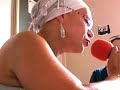 catherine au micro de l'�mission maghreb afrique survivre au sida.

tr�ve de r�ves et de songes au pays du sida et du mensonge

englouti dans le lit ou dans les flots de la diarrh�e sociale /

t'as atteins le but et le bout du rouleau / baillonn� par le corps m�dical

plus un bout de papier / pour torcher le cul de leurs phrases terminales /

ton virus est c�t� en bourse v�n�r� / cet enfant du dieu ultra lib�ral /

apologie des labos des lobbies d'leurs lubies d' leurs logos

cd4 et cac quarante c'est l'imp�t de la souffrance pr�lev� sur ton dos //

tu consommes tu consumes rassur� / par tes allocs ton rmi ou ta coto /

oubliant qu'au premier tour du vote / tu paieras tes m�docs et l' hosto /

c'est vite arriv� 2007 / ou tu t'bats ou tu acceptes /

ou tu tapes ou tu t'abaisses / ou tu clash ou tu t'affaisses/

levez les mains courantes en l'air / al capote a d�barqu�

dans les cit�s dans les cimeti�res / l'immigration a pay�e :

plein tarif au sida / c'est pour �a qu'si on s'bat pas

on ira toujours plus bas / de caribe en sylla /

sans combivir sans kal�tra sans �pivir ou sustiva /

pendant qu' le marais s'�tend, s'�tale s'amuse et s'�treint / y'a ma fille qui s'�teint

j'peux pas le laisser s'laver les mains / en m'disant c'est le mektoub ou le destin /

dans le labo � cobayes o� nous sommes / y'a des souris et peu d' hommes