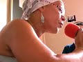 catherine au micro de l'�mission maghreb afrique survivre au sida.

tr�ve de r�ves et de songes au pays du sida et du mensonge

englouti dans le lit ou dans les flots de la diarrh�e sociale /

t'as atteins le but et le bout du rouleau / baillonn� par le corps m�dical

plus un bout de papier / pour torcher le cul de leurs phrases terminales /

ton virus est c�t� en bourse v�n�r� / cet enfant du dieu ultra lib�ral /

apologie des labos des lobbies d'leurs lubies d' leurs logos

cd4 et cac quarante c'est l'imp�t de la souffrance pr�lev� sur ton dos //

tu consommes tu consumes rassur� / par tes allocs ton rmi ou ta coto /

oubliant qu'au premier tour du vote / tu paieras tes m�docs et l' hosto /

c'est vite arriv� 2007 / ou tu t'bats ou tu acceptes /

ou tu tapes ou tu t'abaisses / ou tu clash ou tu t'affaisses/

levez les mains courantes en l'air / al capote a d�barqu�

dans les cit�s dans les cimeti�res / l'immigration a pay�e :

plein tarif au sida / c'est pour �a qu'si on s'bat pas

on ira toujours plus bas / de caribe en sylla /

sans combivir sans kal�tra sans �pivir ou sustiva /

pendant qu' le marais s'�tend, s'�tale s'amuse et s'�treint / y'a ma fille qui s'�teint

j'peux pas le laisser s'laver les mains / en m'disant c'est le mektoub ou le destin /

dans le labo � cobayes o� nous sommes / y'a des souris et peu d' hommes