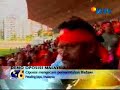 07.07.2008Ribuan orang memenuhi Kota Petaling Jaya di pinggiran ibu kota Kuala Lumpur, Malaysia, Ahad (6/7/08). Sebuah agenda penting kubu oposisi memang tengah digelar hari itu, yaitu unjuk rasa akbar menuntut Barisan Nasional untuk turun dari kekuasaan. Dinaikkannya harga bensin hingga 41 persen dan solar 63 persen pada Juni lalu membuat mereka menuntut Pak Lah, sebutan Perdana Menteri Abdullah Ahmad Badawi, untuk mundur.Menjelang tengah malam, tokoh yang mereka nantikan yaitu pemimpin de facto kubu oposisi Anwar Ibrahim terlihat hadir. Dari atas panggung Anwar menuntut pemerintah bertangung jawab atas kenaikan harga BBM.Sementara itu, unjuk rasa yang digelar di Negara Bagian Selangor ini dinyatakan polisi ilegal karena tanpa izin. Namun, selama unjuk rasa berlangsung tidak satu pun polisi terlihat di dalam maupun di luar stadion.