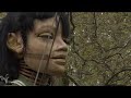 la niña gigante del parque