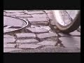 Punto critico in Riviera Ponti Romani a Padova accanto alla rotaiakiller il porfido e' sconnesso dal 2004 i vari tentativi di riparazione non hanno dato buon esito, anche perche' il porfido e sottile solo 3 cm.  mentre per essere Ok deve avere 8 cm. di spessore gli incidenti continuano quotidianamente