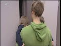 Als Keano in de beautysalon van Debby even mag spelen doet hij iets wat niet mag. Hij gooit de bloembakken van Debby om.