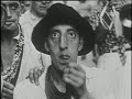 Aquí se puede ver a Cartier Bresson con su cámara en la calle.