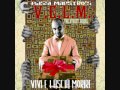 Artist: Bassi Maestro (feat. FatFatCorfunk) Title: Nasty Bars Album: VELM (Vivi E Lascia Morire) Year: 2006 Ehi FatFat lo sai cosa facciamo oggi? Compriamo un biglietto del tram e li rimandiamo tutti a casa ok? Check, check it..Cockdini..FatFatCorfunk..yeah..BusDeez with the Real..original shit..barre sporche..se..beat grassi..nasty bars..it's the real..hip hop..yeah..FatFat..BusDeez.. Bassi Maestro: Ehi nuova rap track Dini e FatFat nuove mani e nuovo cash come al black jack nuove barre in bocca come alla Nestlè se non ci prendi bene hai un contratto con la Tre quando spingiamo noi nemmeno ti avvicini lirici omicidi avveleniamo i tuoi micini rapisco la tua tipa scappo sulla tua Mini mi credono in politica perché faccio casini Cockdini l'ennesimo emendamento cinquanta a contenuto cinquanta rappo a tempo cinquanta centesimi per il tuo intrattenimento sei come dietro a un banco devi stare attento dentro con le barre sporche è un conflitto enorme scimitarre storte imitare lo stile del nord stivale equivale a morte FatFat dagli un pianoforte ste teste di cazzo hanno le gambe corte perché dicono bugie alle persone sorde e fanno un sacco di comiche come ai tempi delle torte in faccia è il ritorno dei guaglioni sulla traccia Cause I keep coming on for the nasty bars (scratch) (x4) FatFatCorfunk: A testa alta ed occhi in ombra dal cappello New York Yankees con sti can tipo Gengis non c'è storia tipo tra Air Force One ed Etnies check these non sono Elvis non ruoto bacini ma mentre <b>...</b>