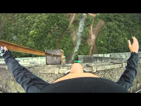 V13 - Compilação de algumas imagens capturadas durante um treinamento (reciclagem) no campo escola do BASE jump nacional. Neste vídeo: - Gustavo Britto - Alexandre...