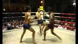 บัวขาว ป.ประมุข โชว์แม่ไม้มวยไทย แบบ2 รุม 1