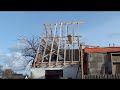 Steunbalkjes aan de nieuwe dakconstructie bevestigen, het begin van een nieuw dak, uitgevoerd door 1 persoon.