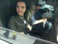 Les twins signent des autographes dans la voiture